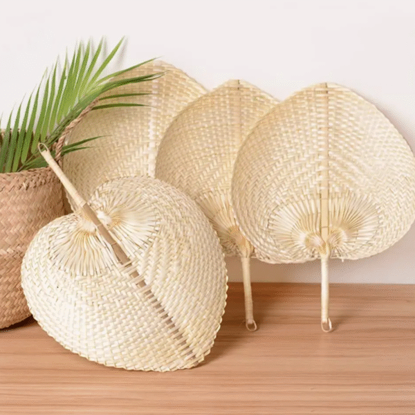 Abanicos de Hoja de Palma y Bambú